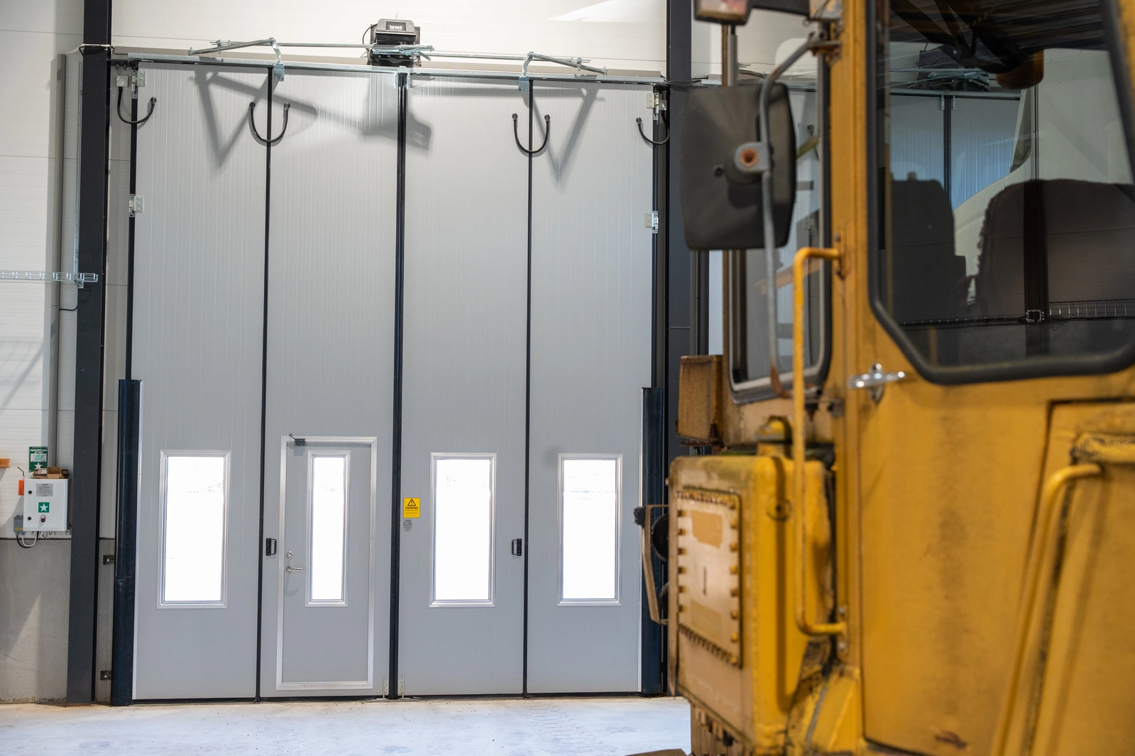 Insidan av en motordriven vikport Q-Door FX med motorn monterad ovanför porten