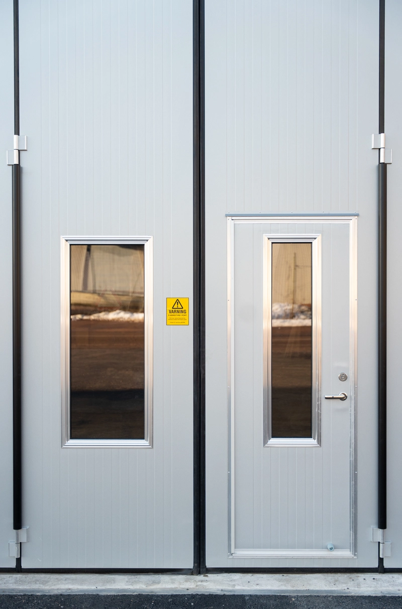 Pedestrian door and windows of a Torverk folding door Q-Door FX