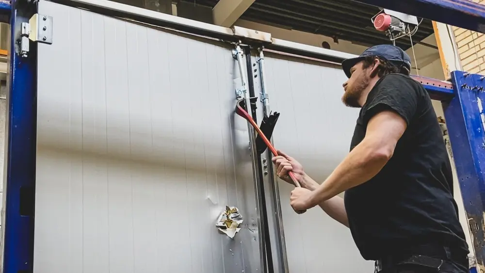 RISE testing the espagnolette on a resistance classed folding door from Torverk