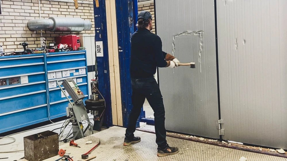 RISE i Borås testar SSF 1074, säkerhetsklassning av vikportar