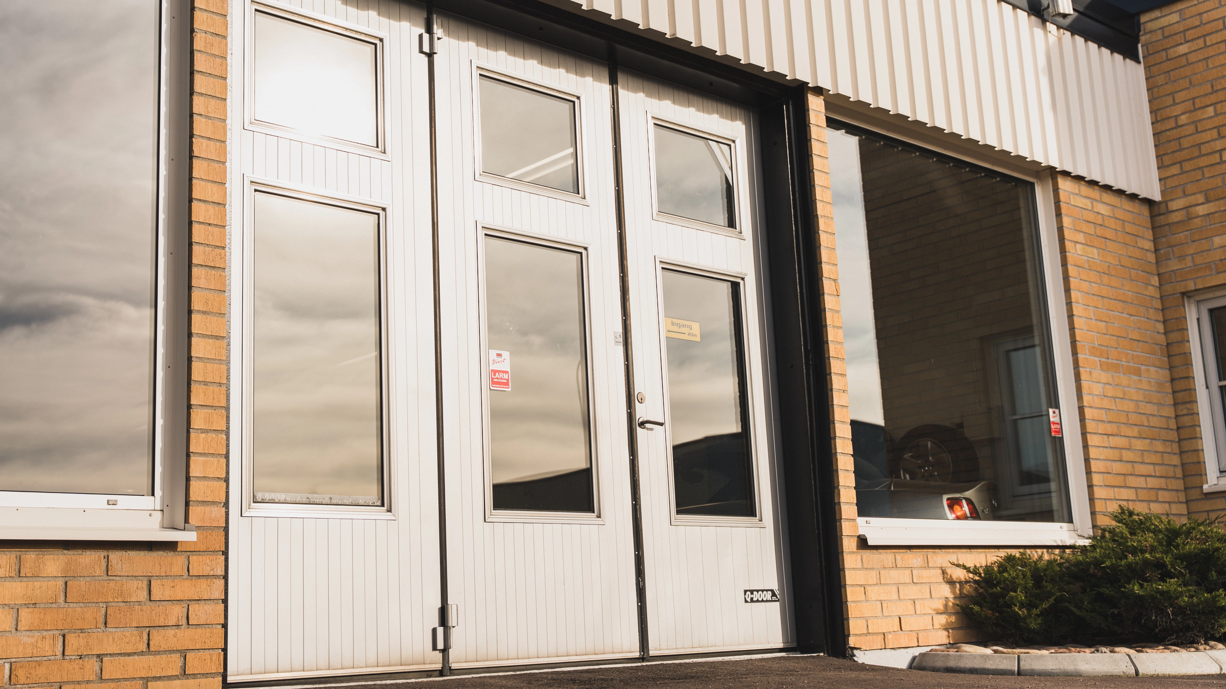 31 year old folding door Q-Door FX installed at a car dealership in sweden